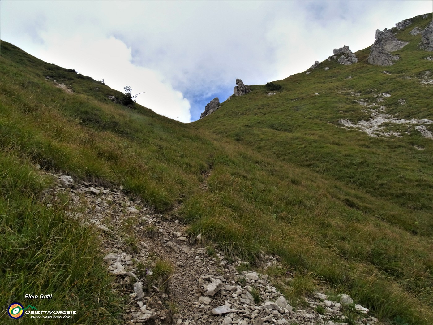 42 E finalmente dopo lunga faticosa salita in vista il Passo di Campelli (1850 m).JPG